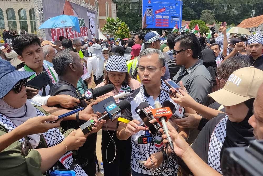 Fahmi ditemui pemberita selepas himpunan Freedom For Palestine di Dataran Merdeka pada Ahad.