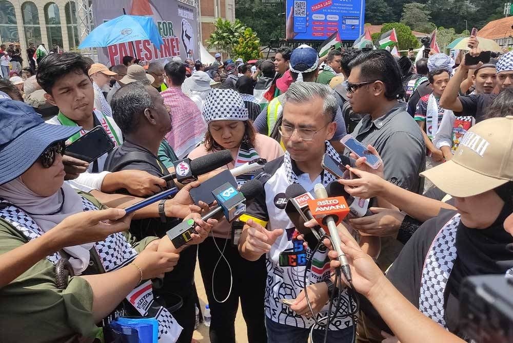 Fahmi ketika ditemui pemberita selepas himpunam Freedom For Palestine di Dataran Merdeka, Kuala Lumpur pada Ahad.