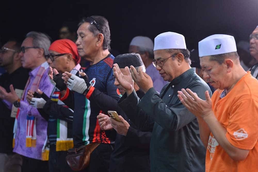Peserta khusyuk ketika bacaan doa sedang berlangsung.