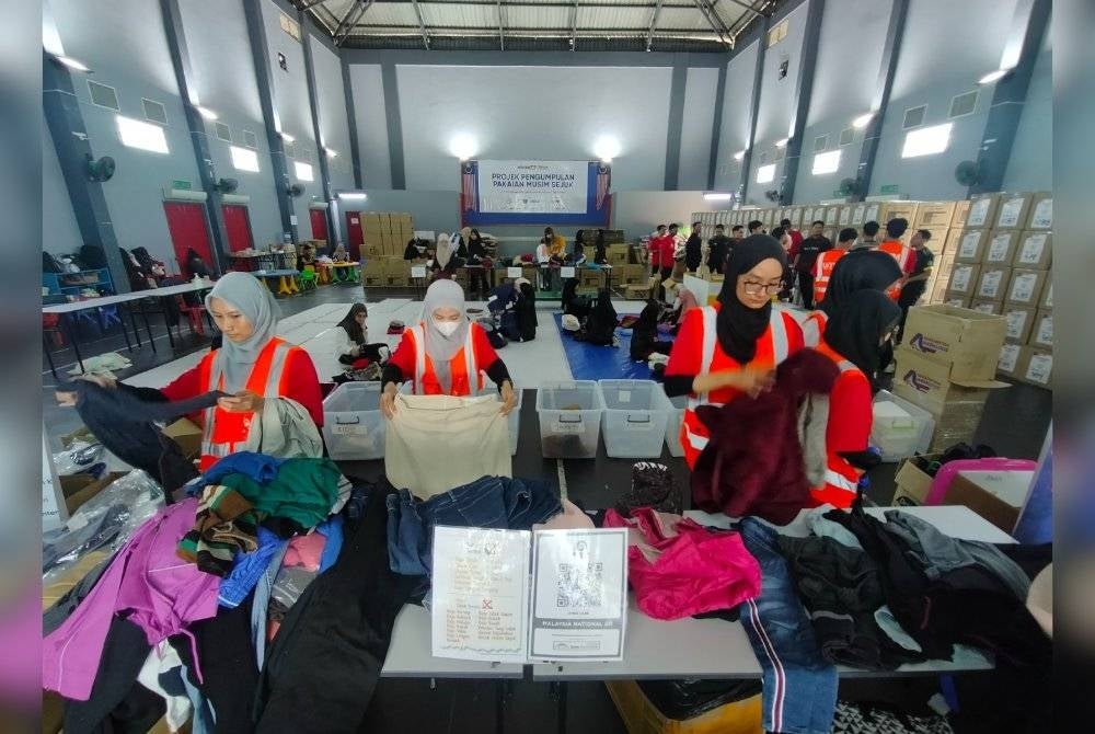 Sukarelawan Briged Sukarelawan UiTM, MSU, KPTM cawangan Bangi, UPSI, Politeknik Nilai dan UM membantu Projek Pengumpulan Pakaian Musim Sejuk.