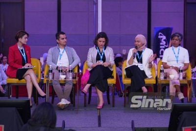 Forum bertajuk 'Mewujudkan sistem kerja yang kondusif untuk menggalakkan pertumbuhan bakat wanita, menampilkan (dari kiri) moderator, Tehmina Kaoosji; Ketua Pegawai Eksekutif Forest Interactive, Johary Mustapha; Ketua Pegawai Strategi Seek Asia, Michele Manigart; Pengasas Kiddocare, Nadira Yusoff dan Ketua Pegawai Eksekutif LeadWomen, Anne Abraham pada Konvensyen Kerjaya Wanita di Hotel Avante, Bandar Utama pada Sabtu. - Foto Sinar Harian / MOHD HALIM ABDUL WAHID.