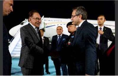 Menyambut ketibaan Anwar bagi pihak Turkiye ialah Timbalan Gabenor Istanbul Sevket Atli, Komander Gendermarie Kol Mesut Maden dan Ketua Jabatan Pejabat Kementerian Luar Istanbul Mehmet Zait Uzun. - Foto ihsan Fath Rizal/Pejabat Perdana Menteri
