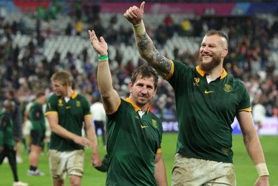 Pemain Afrika Selatan, Kwagga Smith (kiri) dan RG Snyman (kanan) meraikan kejayaan menumpaskan England. - Foto AFP