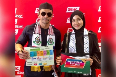 Norman bersama isterinya, Memey Suhaiza menyertai #QuranHour For Gaza di Kompleks Kumpulan Karangkraf pada Ahad.