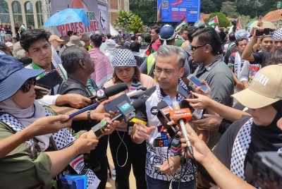 Fahmi ketika ditemui pemberita selepas himpunam Freedom For Palestine di Dataran Merdeka, Kuala Lumpur pada Ahad.