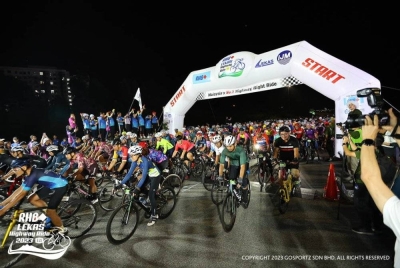 Para peserta memulakan acara kayuhan RHB Lekas Highway Ride 2023 di Plaza Tol Kajang Selatan malam tadi. - Foto GOSPORTZ SDN. BHD.