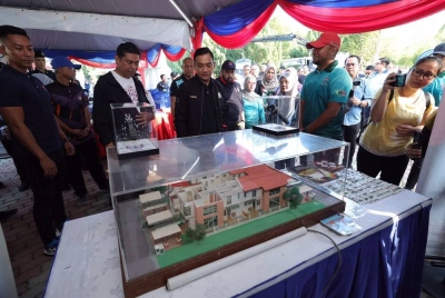 Menteri Besar Johor, Datuk Onn Hafiz Ghazi (tengah) melawat gerai pameran pada Majlis Perasmian Larangan dan Penguatkuasaan Bagi Pembuangan Sampah Kecil D Dalam Kawasan Pihak Berkuasa Tempatan Negeri Johor di Iskandar Puteri pada Ahad.