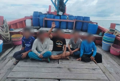 Seorang tekong dan empat kru warga Thailand berusia lingkungan antara 26 hingga 58 tahun ditahan untuk siasatan. - Foto: Maritim Malaysia