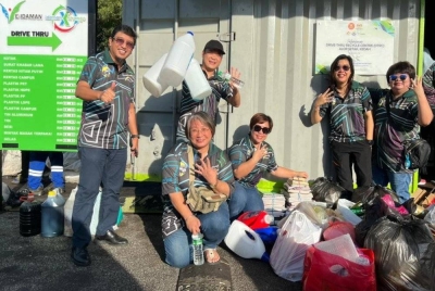 Zaki (kiri) meninjau barangan kitar semula yang dibawa kumpulan Beta Gamma sebanyak 60 kilogram sebagai syarat menyertai pertandingan.