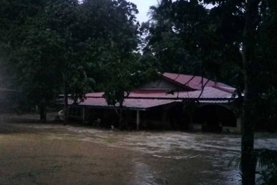 Rumah penduduk yang ditenggelami banjir di Kampung Lubuk Tualang, Sik pada Ahad.