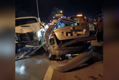 Keadaan kereta yang remuk selepas bertembung dengan pacuan empat roda di Jalan Bypass Taman Padi View, Penampang.
