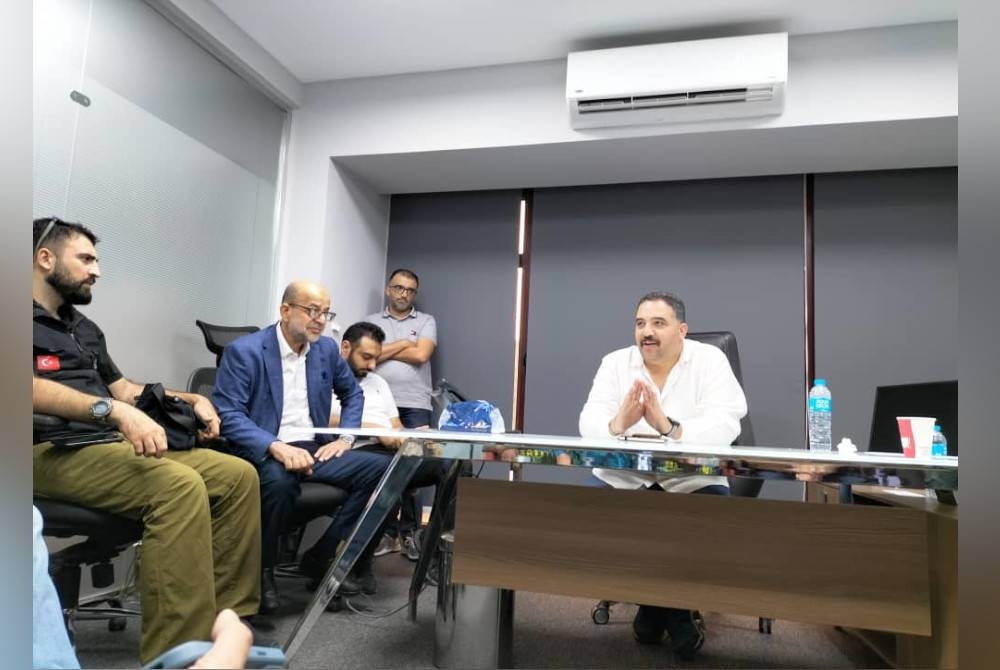 Pengurus Pusat Operasi Kecemasan Bulan Sabit Merah Mesir, Lotfy Soliman Gheith (kanan) ketika memberi taklimat mengenani situasi terkini di Gaza kepada wakil MCM dan NGO lain di pejabat Bulan Sabit Merah Mesir di Kaherah.