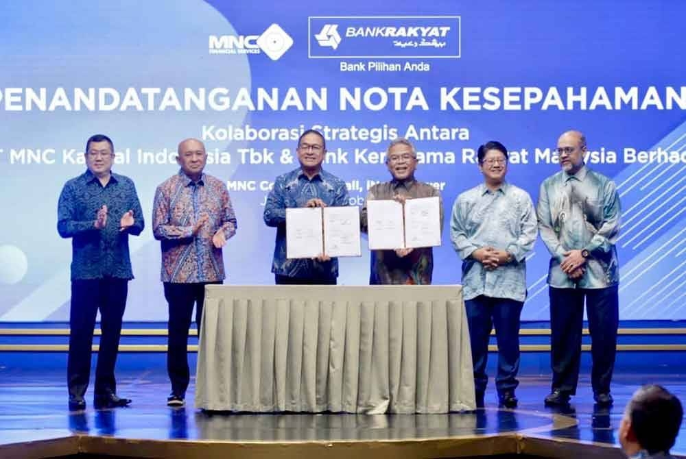 Yudi Hamka (tiga dari kiri) dan Dr Mohammad Hanis (empat dari kiri) semasa Majlis Menandatangani Memorandum Persefahaman antara Bank Rakyat dengan MNC Kapital Indonesia baru-baru ini.