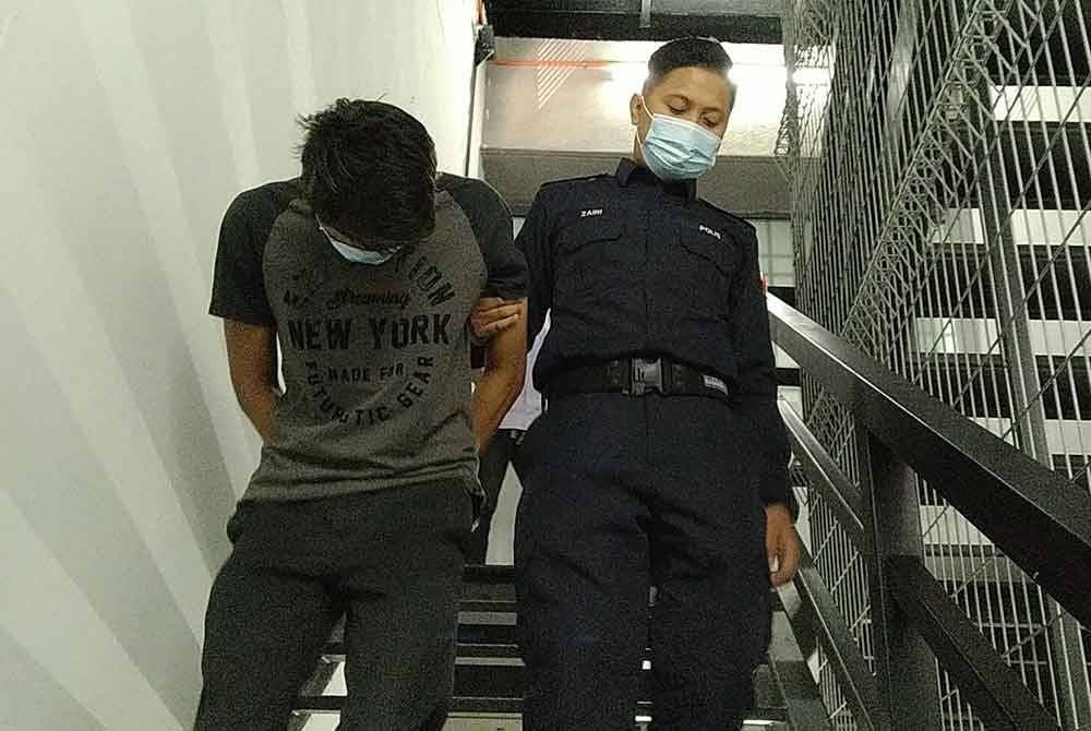 Azrul Faiz (kanan) mengaku tidak bersalah atas pertuduhan di bawah Seksyen 6 (1) Akta Bahan-bahan Kakisan dan Letupan dan Senjata Berbahaya 1958 di Mahkamah Majistret Ipoh pada Isnin.