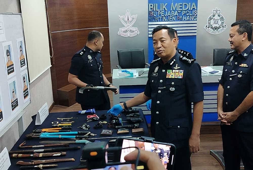 Yahaya menunjukkan antara barang kes yang dirampas susulan penahanan kumpulan penjenayah 'Geng Dan Lombok' baru-baru ini.