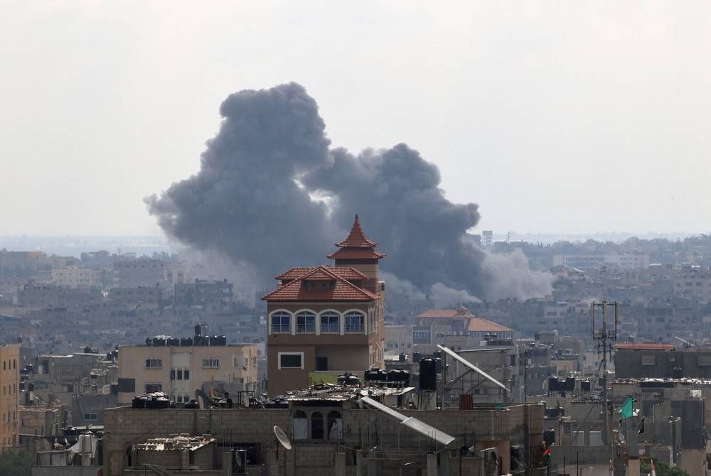 Kelihatan asap berkepul-kepul selepas serangan Israel ke atas Rafah di selatan Semenanjung Gaza pada Ahad di tengah-tengah pertempuran berterusan antara Israel dan pejuang Palestin. - Foto AFP