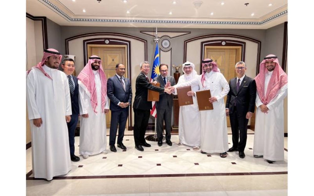 Tan Sri Ir. Lim Hock San (lima dari kiri), Majed Mohammad Al Shalhoob (tiga dari kanan) dan Bandar Mohammed Al Amre (empat dari kanan) bersama barisan tetamu kehormat termasuk Perdana Menteri, Datuk Seri Anwar Ibrahim, Tengku Zafrul Tengku Abdul Aziz, Datuk Seri Diraja Dr. Zambry Abd Kadir dan Datuk Richard Lim Lit Chek (dua dari kiri) di majlis menandatangani MOU yang berlangsung di The Ritz-Carlton Riyadh.