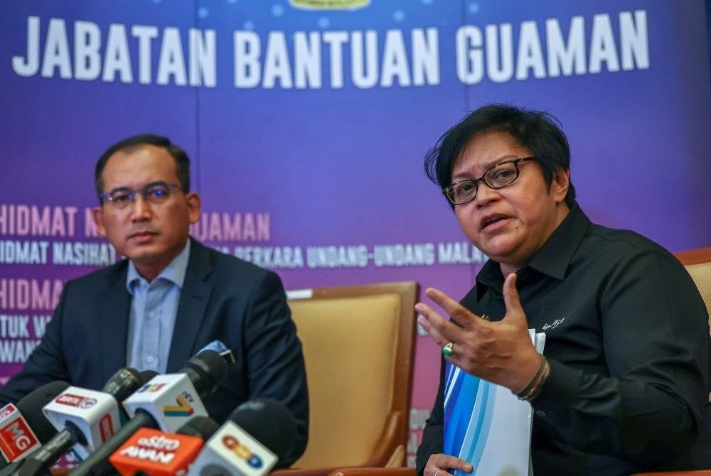 Azalina bercakap kepada pemberita selepas melancarkan Sistem eKlinik 6G di Bahagian Hal Ehwal Undang-Undang, Putrajaya hari ini. - Foto Bernama