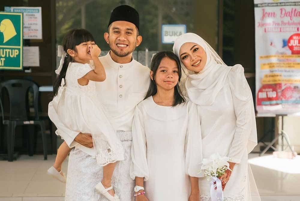 Fizi dan Tiz Ikha bersama anak masing-masing.