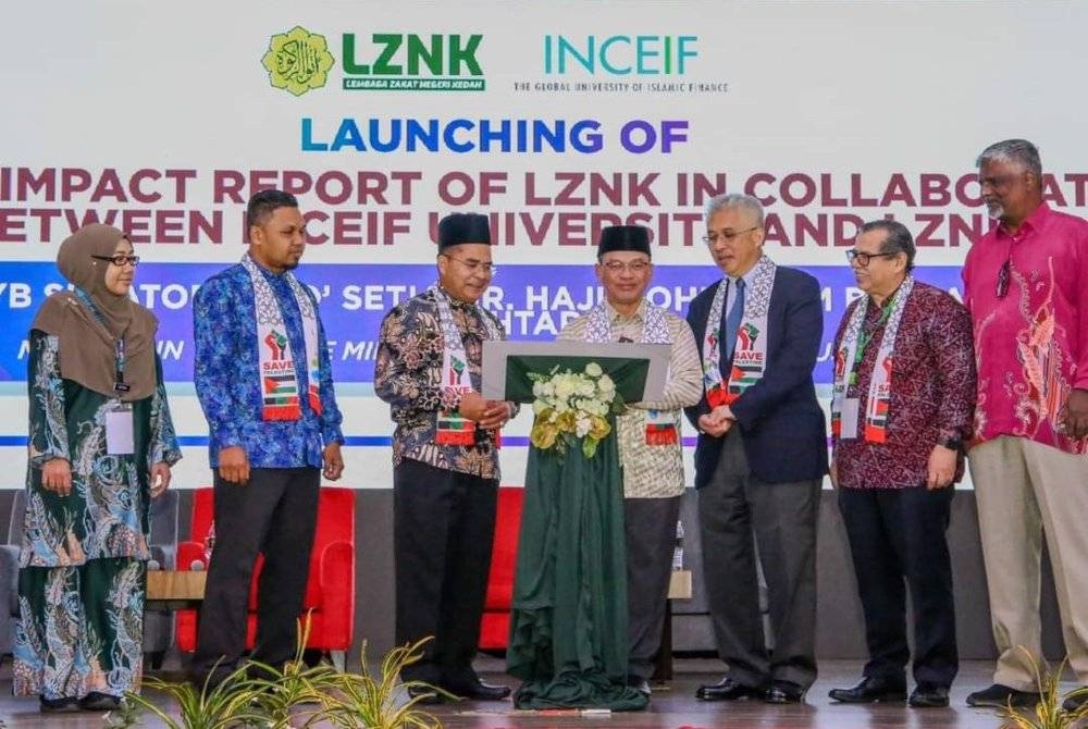 Zakaria (tiga dari kiri) mengiringi Mohd Na’im (empat dari kanan) ketika melancarkan Laporan Impak Sosial LZNK sempena World Zakat & Waqf Forum 2023 di Alor Setar.