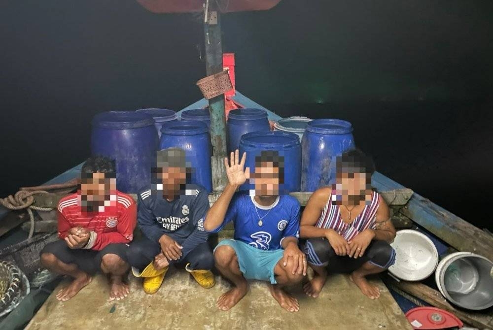 Empat nelayan warga asing yang ditahan semasa melakukan aktiviti perikanan kira-kira 4.2 batu nautika barat Kuala Selangor pada jam 1.20 pagi Isnin.