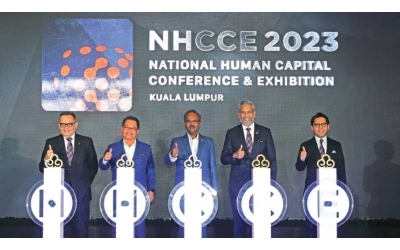 Menteri Sumber Manusia, V. Sivakumar (tengah) menyempurnakan majlis pra pelancaran NHCCE 2023 di MITEC, Kuala Lumpur pada September lalu. 