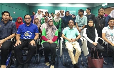 Siti Asiah (duduk, tiga kiri) bergambar bersama peserta mengikuti pembentangan HIES Sempena Hari Statistik Negara 2023 di PPAS Daerah Sabak Bernam di sini pada Sabtu lepas.