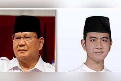 Prabowo Subianto (kiri) mengumumkan Gibran Rakabuming Raka akan menjadi pasangan beliau bagi calon Naib Presiden dalam pilihan Presiden Indonesia 2024.