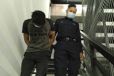 Azrul Faiz (kanan) mengaku tidak bersalah atas pertuduhan di bawah Seksyen 6 (1) Akta Bahan-bahan Kakisan dan Letupan dan Senjata Berbahaya 1958 di Mahkamah Majistret Ipoh pada Isnin.