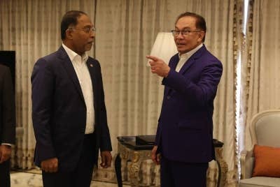 Anwar berbual bersama Dr Zambry (kiri) selepas mengadakan perjumpaan dengan Menteri Kewangan Turkiye Mehmet Simsek pada Isnin. - Foto Bernama