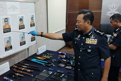 Yahaya menunjukkan gambar-gambar suspek 'Geng Dan Lombok' yang ditahan kerana disyaki terlibat dalam kes samun dan pecah rumah di negeri ini.