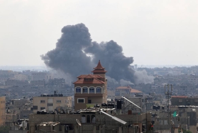 Kelihatan asap berkepul-kepul selepas serangan Israel ke atas Rafah di selatan Semenanjung Gaza pada Ahad di tengah-tengah pertempuran berterusan antara Israel dan pejuang Palestin. - Foto AFP