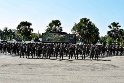 Panglima Briged ke-13 Infantri Malaysia, Brig Jen Hashim Osman dan Komandan Batalion Infantri 613, Raja Alam, Tarakan Indonesia, Let. Kol INF Danan Wisnubrata bergambar bersama pegawai dan anggota tentera kedua-dua negera selepas pembukaan Eksesais Kakar Malindo siri 46AB/2023 di Kem Kukusan Tawau hari ini.