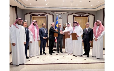 Tan Sri Ir. Lim Hock San (lima dari kiri), Majed Mohammad Al Shalhoob (tiga dari kanan) dan Bandar Mohammed Al Amre (empat dari kanan) bersama barisan tetamu kehormat termasuk Perdana Menteri, Datuk Seri Anwar Ibrahim, Tengku Zafrul Tengku Abdul Aziz, Datuk Seri Diraja Dr. Zambry Abd Kadir dan Datuk Richard Lim Lit Chek (dua dari kiri) di majlis menandatangani MOU yang berlangsung di The Ritz-Carlton Riyadh.