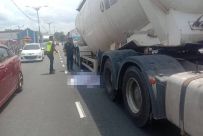 Pejalan kaki wanita maut dilanggar lori ketika melintas. - Foto PDRM