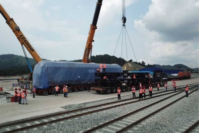 Beberapa lokomotif diesel telah tiba di Bandar Pelabuhan Kuantan, Pahang. - Foto FB East Coast Rail Link - ECRL