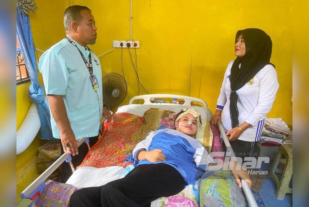 Norhaniza menerima kunjungan daripada NGO Balai Islam Sekam Darat (BISD) yang diwakili oleh Pengerusinya, Mohd Awal di rumahnya Kampung Pasir Kelang Baru, Kuala Krai.