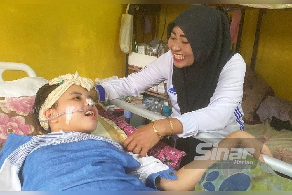 Seorang ibu tunggal terpaksa berhenti kerja sebagai penoreh getah bagi menjaga anak perempuannya yang lumpuh selepas terlibat dalam kemalangan jalan raya Mac lalu.