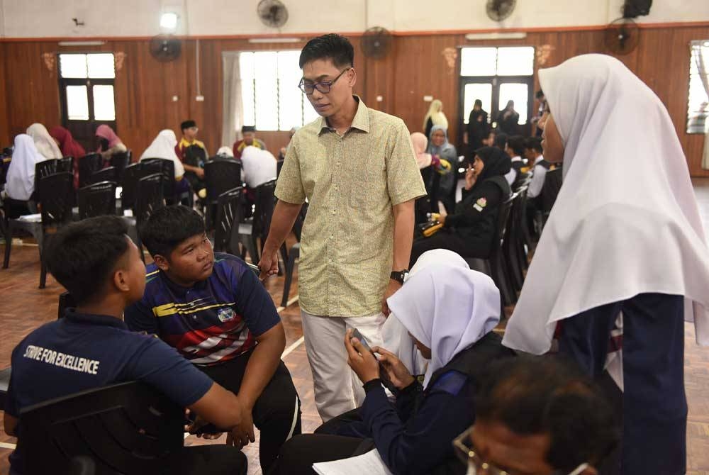 Para pelajar menjalani sesi 'brainstorming' bagi mencari topik berita yang menarik.