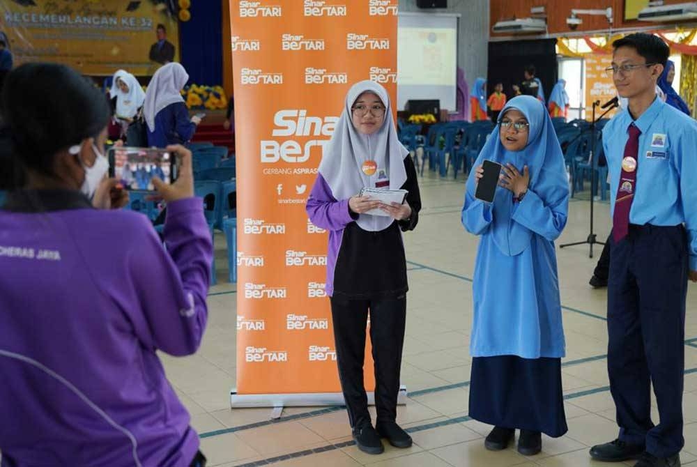 Krew TV PSS menunjukkan aksi mereka dalam membuat liputan berita.