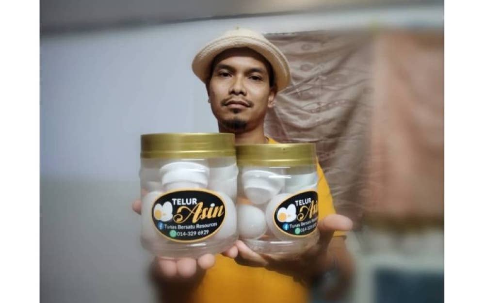 Produk telur itik asin yang diusahakan Mohd Salehudin dan mendapat sambutan menggalakkan daripada pelanggan termasuk di Lembah Klang.