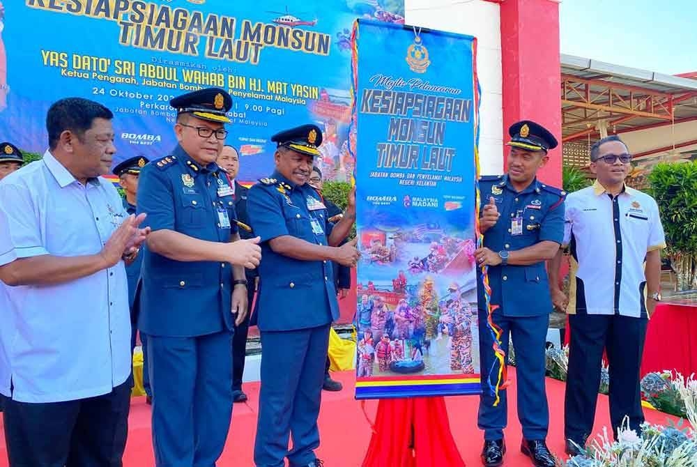 Abdul Wahab (tiga dari kiri) merasmikan Majlis Pelancaran Kesiapsiagaan MTL di Ibu Pejabat JBPM Negeri Kelantan di Tunjong, Kota Bharu yang turut dihadiri oleh Pengarahnya, Zainal (dua dari kiri).