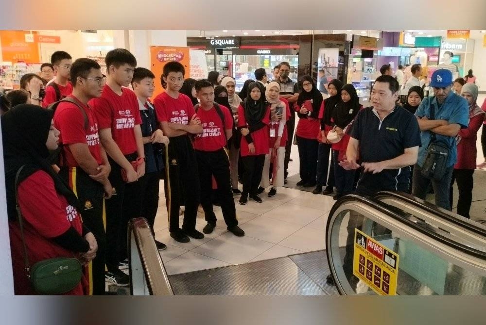 Pelajar diberi pendedahan berhubung aspek keselamatan penggunaan lif dan ekskalator.
