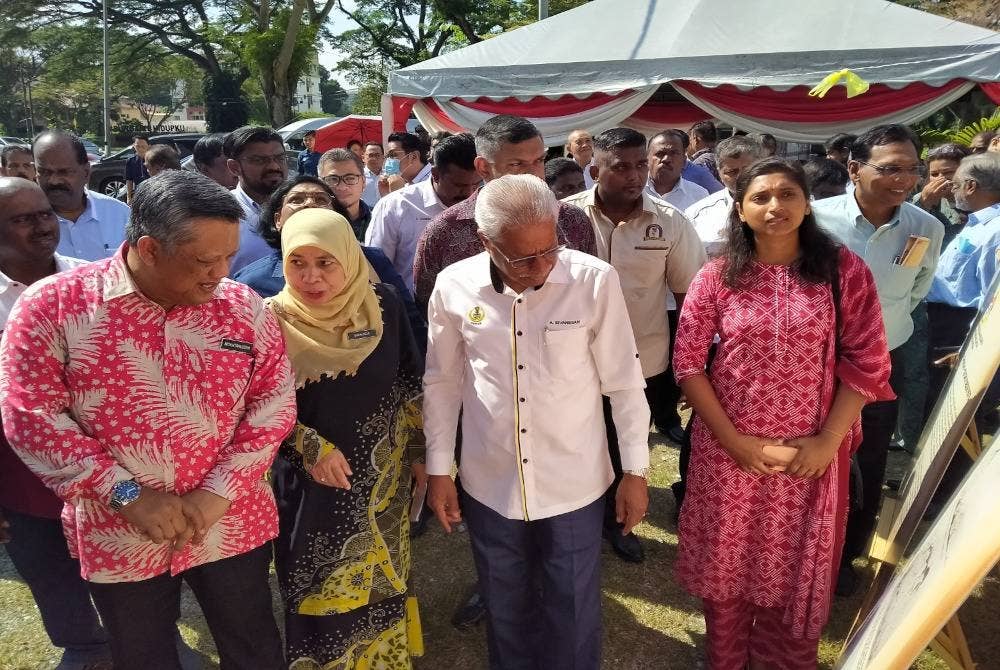 Sivanesan (dua dari kanan) melihat maklumat dipamerkan Arkib Negara Malaysia mengenai kejadian runtuhan berkenaan ketika Majlis Pengkisahan Sejarah Runtuhan Gunung Cheroh 50 Tahun Dalam Ingatan di Tempat Kejadian Gunung Cheroh pada Selasa.