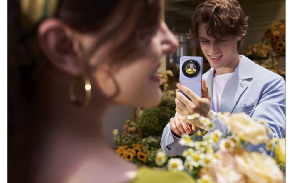 Skrin penutup menunjukkan pra-tontonan yang mudah untuk gambar kamera utama Sensor Utama 64MP RGBW Ultra Sensitive yang menakjubkan.