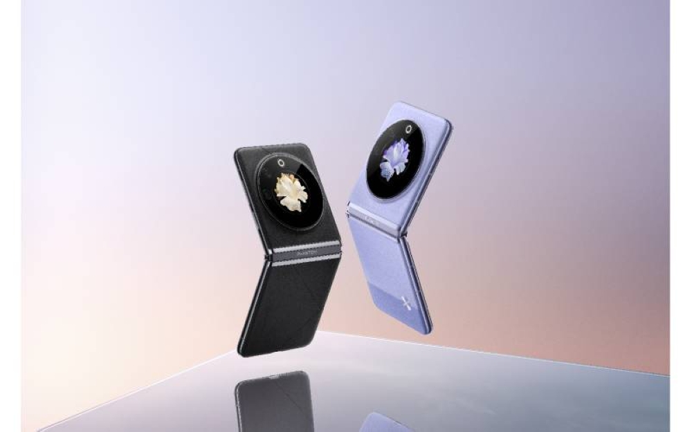 PHANTOM V Flip 5G’s elegant warna Mystic Dawn dan Iconic Black.