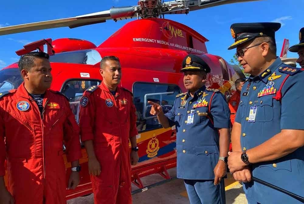 Abdul Wahab (dua dari kanan) beramah mesra dengan juruterbang semasa merasmikan helipad pada Majlis Pelancaran Kesiapsiagaan Monsun Timur Laut (MTL) di Ibu Pejabat JBPM Kelantan di Tunjong, Kota Bharu yang turut dihadiri oleh Pengarahnya, Zainal (kanan).