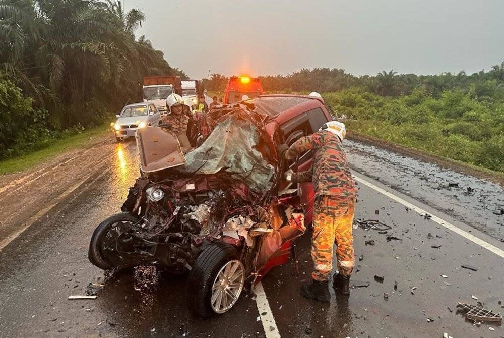 Anggota bomba mengeluarkan pemandu MPV yang meninggal dunia dalam kemalangan dekat Felda Bukit Batu Kulai pada petang Selasa.