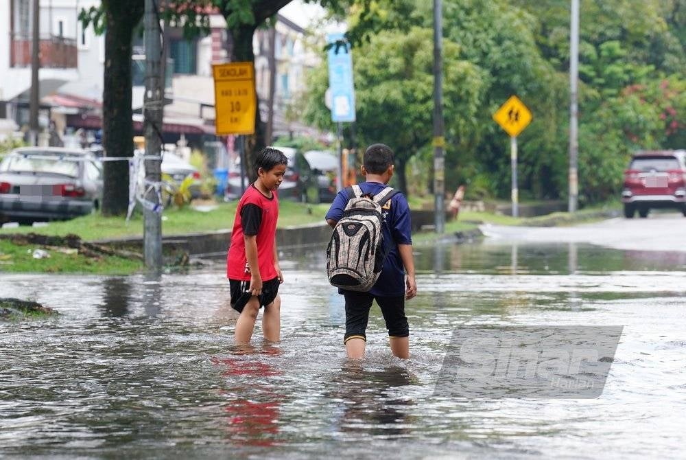 Tinjauan Sinar Harian mendapati limpahan air berlaku di atas jalan sekitar jam 4 petang selepas hujan lebat melanda Seksyen 25 kira-kira jam 2 petang. - Foto Sinar Harian MOHD HALIM ABDUL WAHID