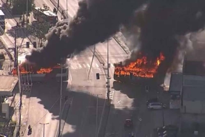 Antara bas yang dibakar kumpulan penjenayah di Rio de Janeiro. - Foto REUTERS